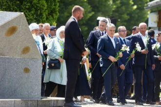 Majke i brojne delegacije položile cvijeće na Memorijalni kamen u Potočarima