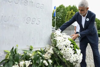 Gradonačelnik Londona Sadiq Khan odao počast žrtvama genocida, u autorskom tekstu opisao svoju posjetu Potočarima