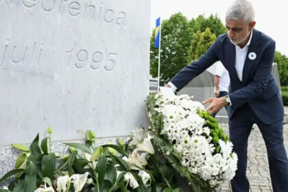 Gradonačelnik Londona Sadiq Khan odao počast žrtvama genocida, u autorskom tekstu opisao svoju posjetu Potočarima