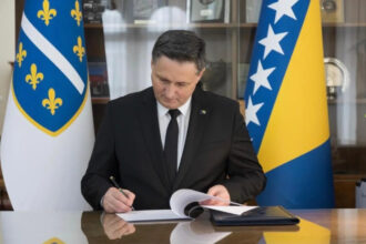 Ne prljaj zastavu, pobjeguljo!