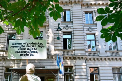 JAVNI PROTEST Zlostavljanje u vrtiću bez optužnice, roditelji i dječak pred Vladom Kantona Sarajevo