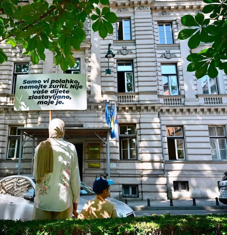 JAVNI PROTEST Zlostavljanje u vrtiću bez optužnice, roditelji i dječak pred Vladom Kantona Sarajevo