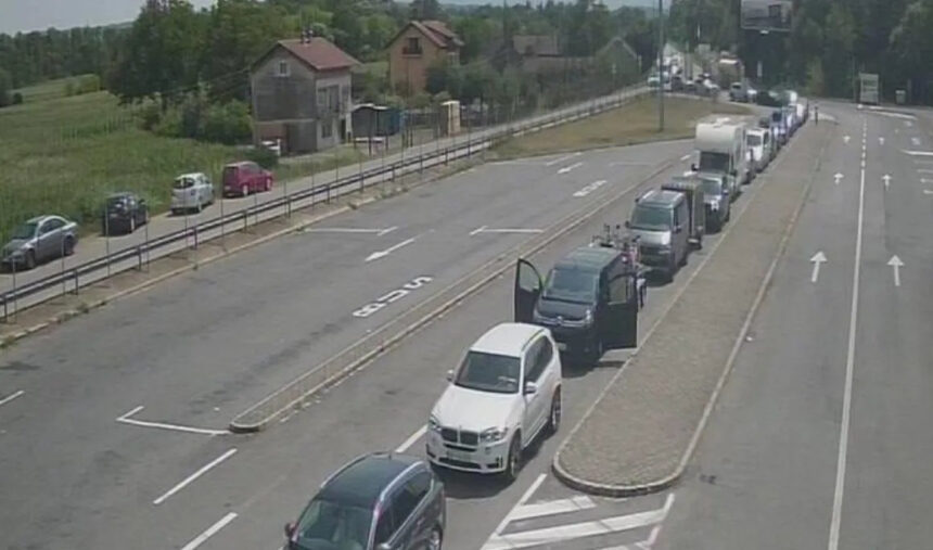 Velike gužve na putevima ka jugu i na graničnim prelazima, vozite oprezno i pravite pauze