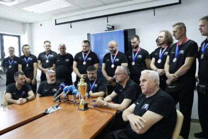 (FOTO) Viceprvaci svijeta sletjeli u Sarajevo, pa uz 'ljiljane' proslavili uspjeh i poručili: Ovo je 30. medalja