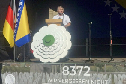 Komšić na Maršu mira u Stuttgartu: Po prvi put nakon 30 godina na horizontu budućnosti naše države naziru se obrisi pobjede