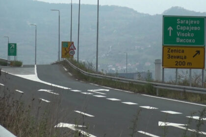 Na putevima u BiH više saobraćajnih nesreća, oborena stabla, mogući i odroni