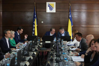 Bit će produžena Uredba: Poslodavci u FBiH mjesečno radnicima mogu isplatiti 300 KM pomoći bez poreza