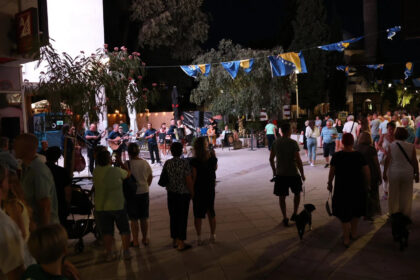 Počiteljski tamburaši oduševili publiku na Mostarskom ljetu, slijedi promocija romana 'Ispod'