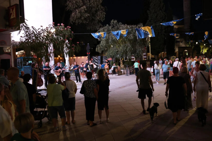 Počiteljski tamburaši oduševili publiku na Mostarskom ljetu, slijedi promocija romana 'Ispod'