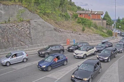 Kolaps na granicama: Kilometarske kolone na izlazu iz BiH, gužve i prema jugu zemlje