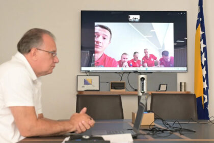 Nikšić razgovarao s preživjelim planinarima i članovima spasilačkog tima: Prioritet je da se svi sigurno vratite kući