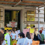 Protesti roditelja i učenika OŠ 'Šip' pred Vladom KS: Podrška učiteljici Amili Kokor