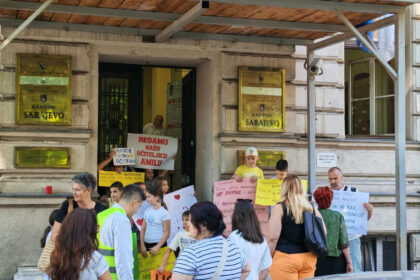 Protesti roditelja i učenika OŠ 'Šip' pred Vladom KS: Podrška učiteljici Amili Kokor