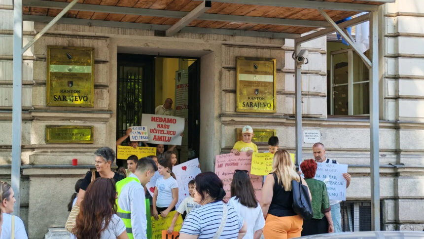 Protesti roditelja i učenika OŠ 'Šip' pred Vladom KS: Podrška učiteljici Amili Kokor