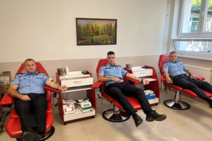 Pripadnici zvorničke policije dobrovoljno darovali krv (FOTO)