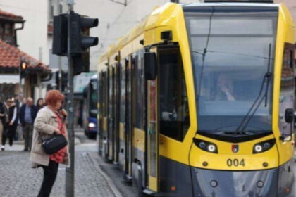 Sarajevo: Grupa mladića napala maloljetnika u tramvaju, maltretirali ga i zastrašivali