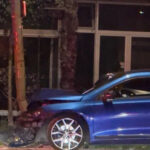 Haos na Pofalićima: Automobil se nakon sudara zabio u banderu, dvije osobe povrijeđene