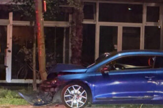 Haos na Pofalićima: Automobil se nakon sudara zabio u banderu, dvije osobe povrijeđene