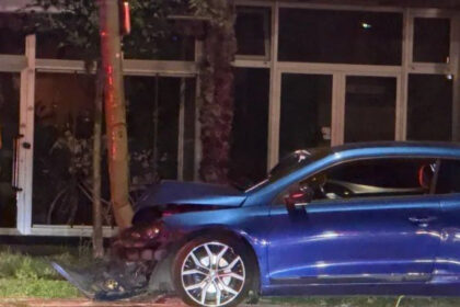 Haos na Pofalićima: Automobil se nakon sudara zabio u banderu, dvije osobe povrijeđene