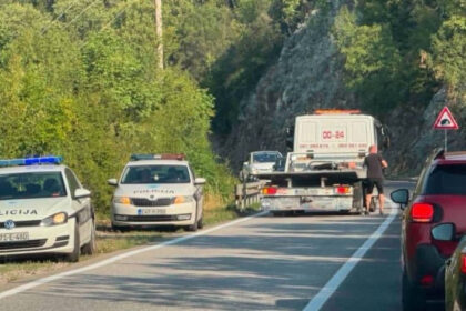 Saobraćajna nesreća kod Mostara: Automobil se prevrnuo na krov