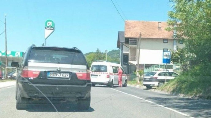 Nesreća u Tuzli: Jedna osoba povrijeđena, učestvovali automobil i motocikl