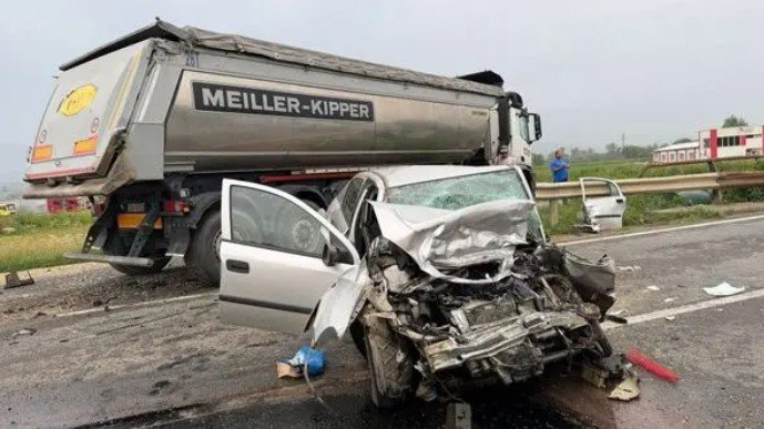 Stravičan sudar automobila i kamiona kod Gračanice: Vatrogasci izvlačili vozača iz smrskanog vozila