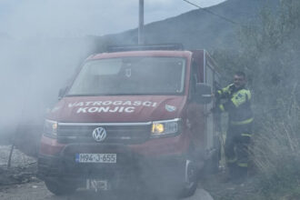 Požar u Čelebićima kod Konjica uspješno lokalizovan, spriječeno širenje prema objektima