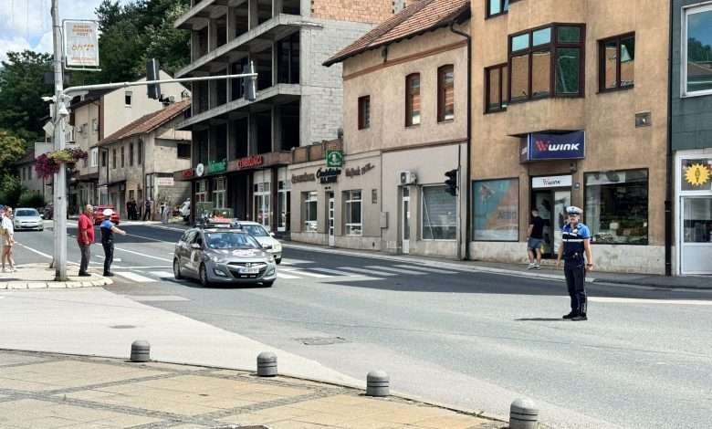 Pojačan promet kroz Konjic: Policijski službenici regulišu saobraćaj