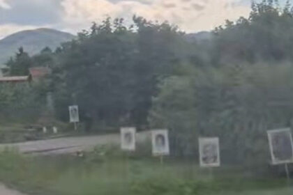 Pred godišnjicu genocida nastavljene provokacije: Fotografije pripadnika VRS ponovo uz put ka Potočarima
