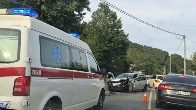 Nova teška saobraćajna nesreća u BiH: Vozila gotovo smrskana