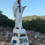 Vandalizam u Međugorju: Kip Gospe premazan crnom bojom, ostavljena jeziva poruka