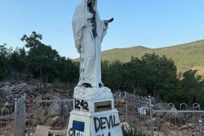 Vandalizam u Međugorju: Kip Gospe premazan crnom bojom, ostavljena jeziva poruka
