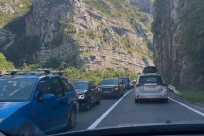 Počeo vikend, počele i gužve: Duge kolone prema moru i Sarajevu