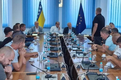 Lendo s otpuštenim radnicima preduzeća Komunalno Mostar: Očuvanje međunacionalnog povjerenja mora biti prioritet