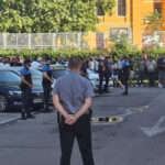 Mostar: Mirni protest podrške otpuštenim radnicima JP Komunalno ispred mostarske Vijećnice
