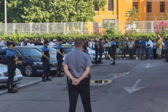 Mostar: Mirni protest podrške otpuštenim radnicima JP Komunalno ispred mostarske Vijećnice