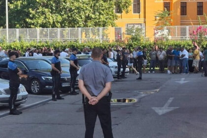Mostar: Mirni protest podrške otpuštenim radnicima JP Komunalno ispred mostarske Vijećnice
