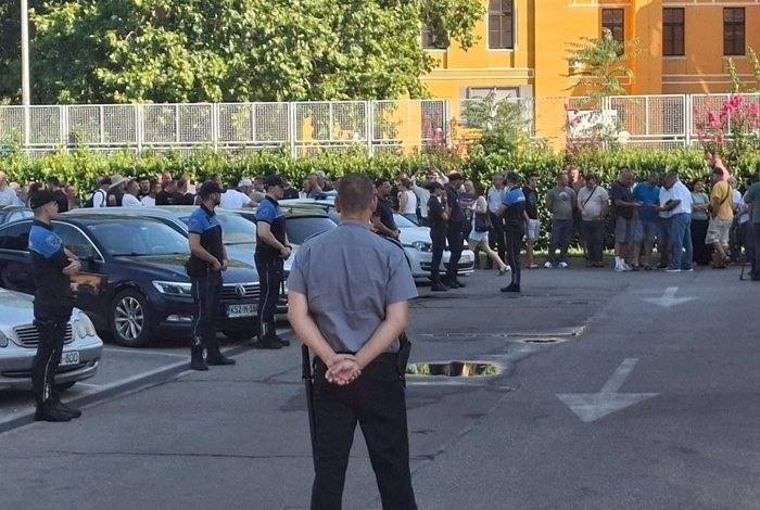 Mostar: Mirni protest podrške otpuštenim radnicima JP Komunalno ispred mostarske Vijećnice