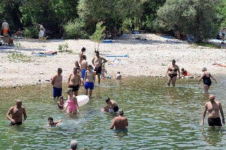 Mostar gori na 39 stepeni: Kupališta prepuna, svi traže spas od hercegovačke žege