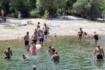 Mostar gori na 39 stepeni: Kupališta prepuna, svi traže spas od hercegovačke žege