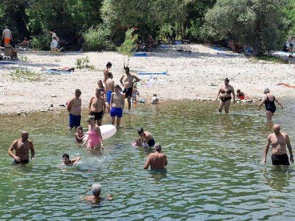 Mostar gori na 39 stepeni: Kupališta prepuna, svi traže spas od hercegovačke žege