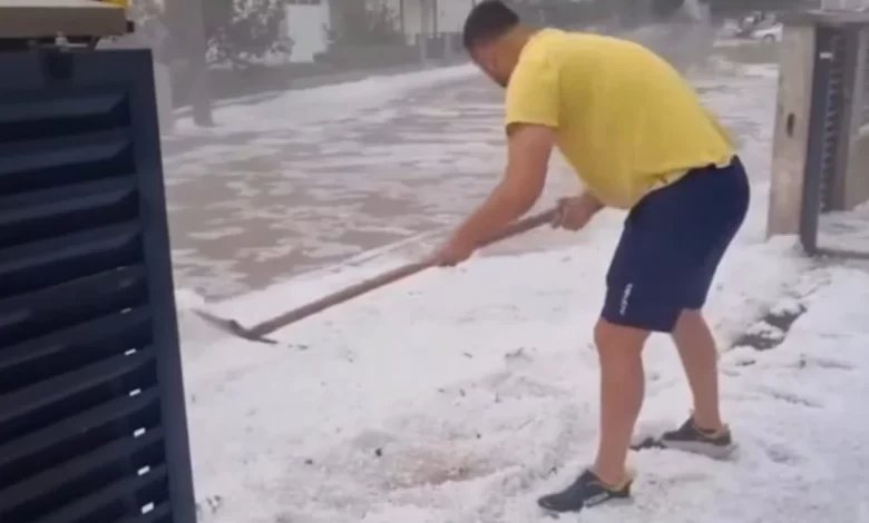 Prizori kao u januaru: Hercegovci lopatama čiste led s ulica