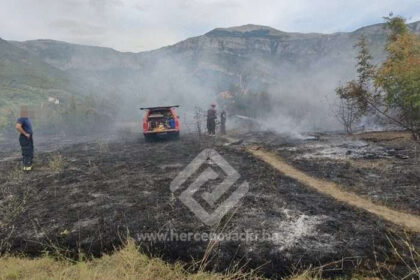 Izbio požar sjeverno od Mostara, mještani i vatrogasci brzom intervencijom spriječili širenje