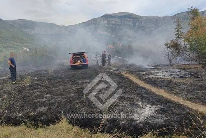 Izbio požar sjeverno od Mostara, mještani i vatrogasci brzom intervencijom spriječili širenje