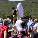 Vjernici u Međugorju obnavljaju oltar, čiste Gospin kip i mole se: Jači smo od Sotone