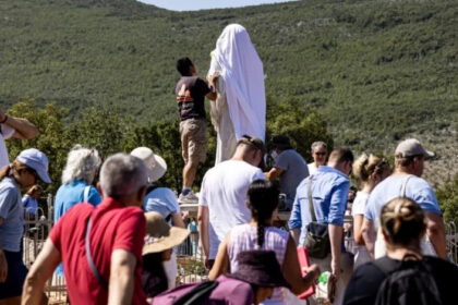 Vjernici u Međugorju obnavljaju oltar, čiste Gospin kip i mole se: Jači smo od Sotone
