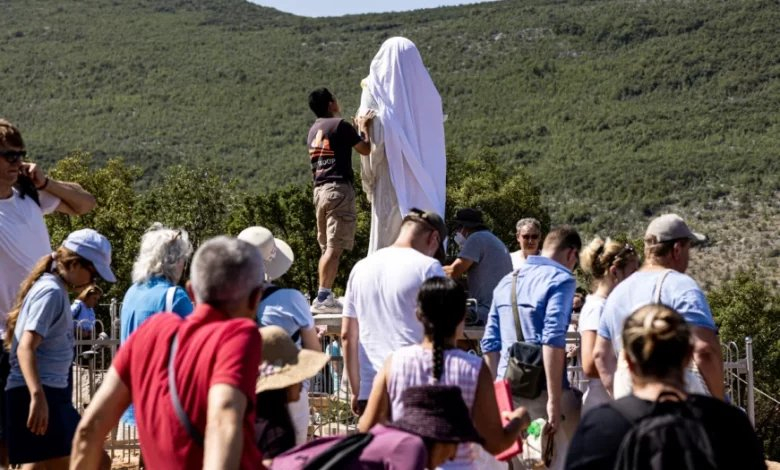 Vjernici u Međugorju obnavljaju oltar, čiste Gospin kip i mole se: Jači smo od Sotone