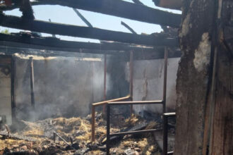 Požar progutao krov štale i pomoćni objekat na imanju porodice Čirak u Grbavcima kod Zvornika (FOTO)