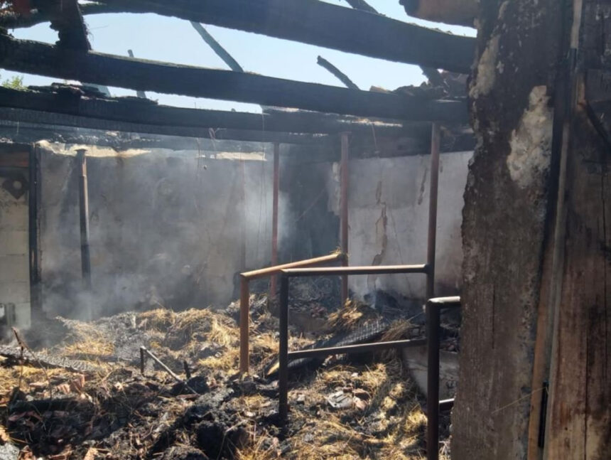 Požar progutao krov štale i pomoćni objekat na imanju porodice Čirak u Grbavcima kod Zvornika (FOTO)