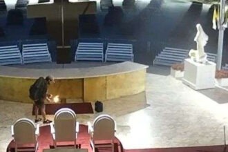 Video / Snimljen muškarac kako oltar u Međugorju polijeva benzinom i pali
